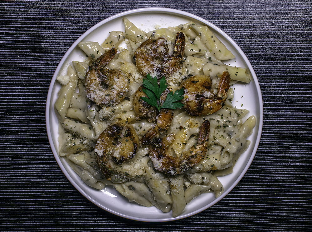 White pasta with shrimp sauce